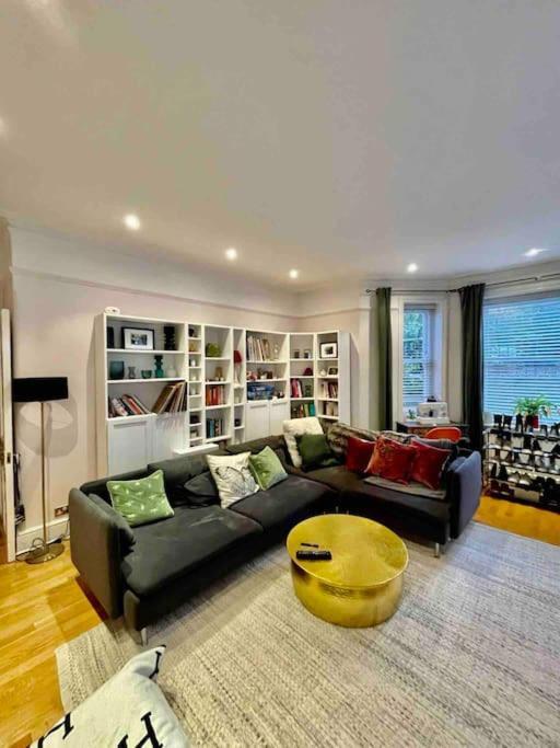 Appartement Spacious Flat With Huge Patio In Central