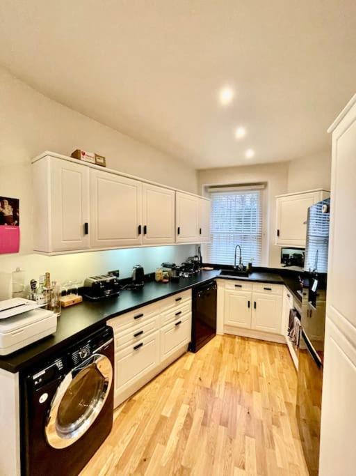 Appartement Spacious Flat With Huge Patio In Central *