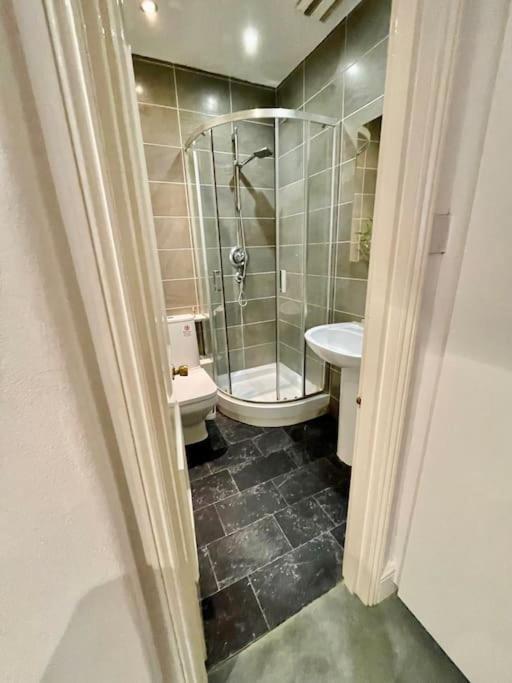 Spacious Flat With Huge Patio In Central *