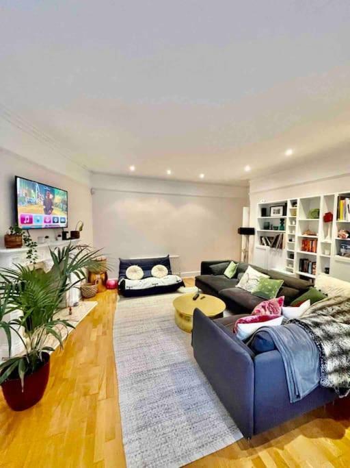 Spacious Flat With Huge Patio In Central